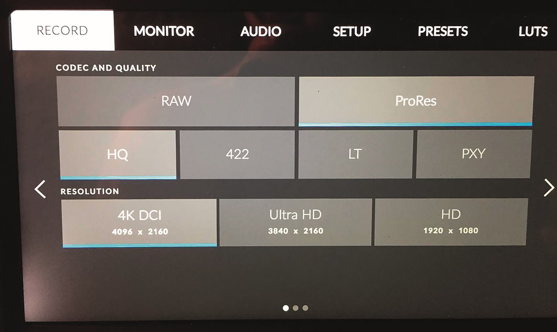 monitorneu digital production Der fest angebrachte Bildschirm zeigt links unten eine leichte Lichteinstreuung.